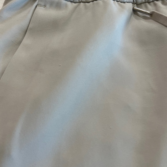 Lululemon On The Fly Woven 2.5” Shorts Silverstone Size 12 - Picture 13 of 14